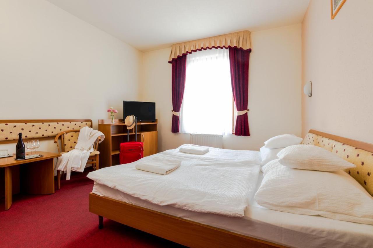 Hotel Imperial Gyogyszallo Es Gyogyfurdo Kiskoros Extérieur photo