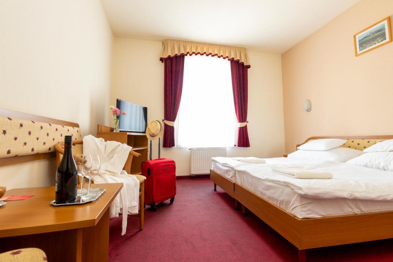 Hotel Imperial Gyogyszallo Es Gyogyfurdo Kiskoros Extérieur photo