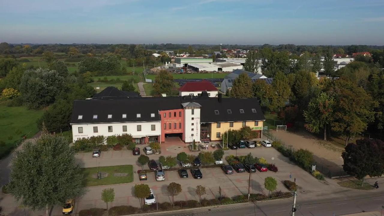 Hotel Imperial Gyogyszallo Es Gyogyfurdo Kiskoros Extérieur photo