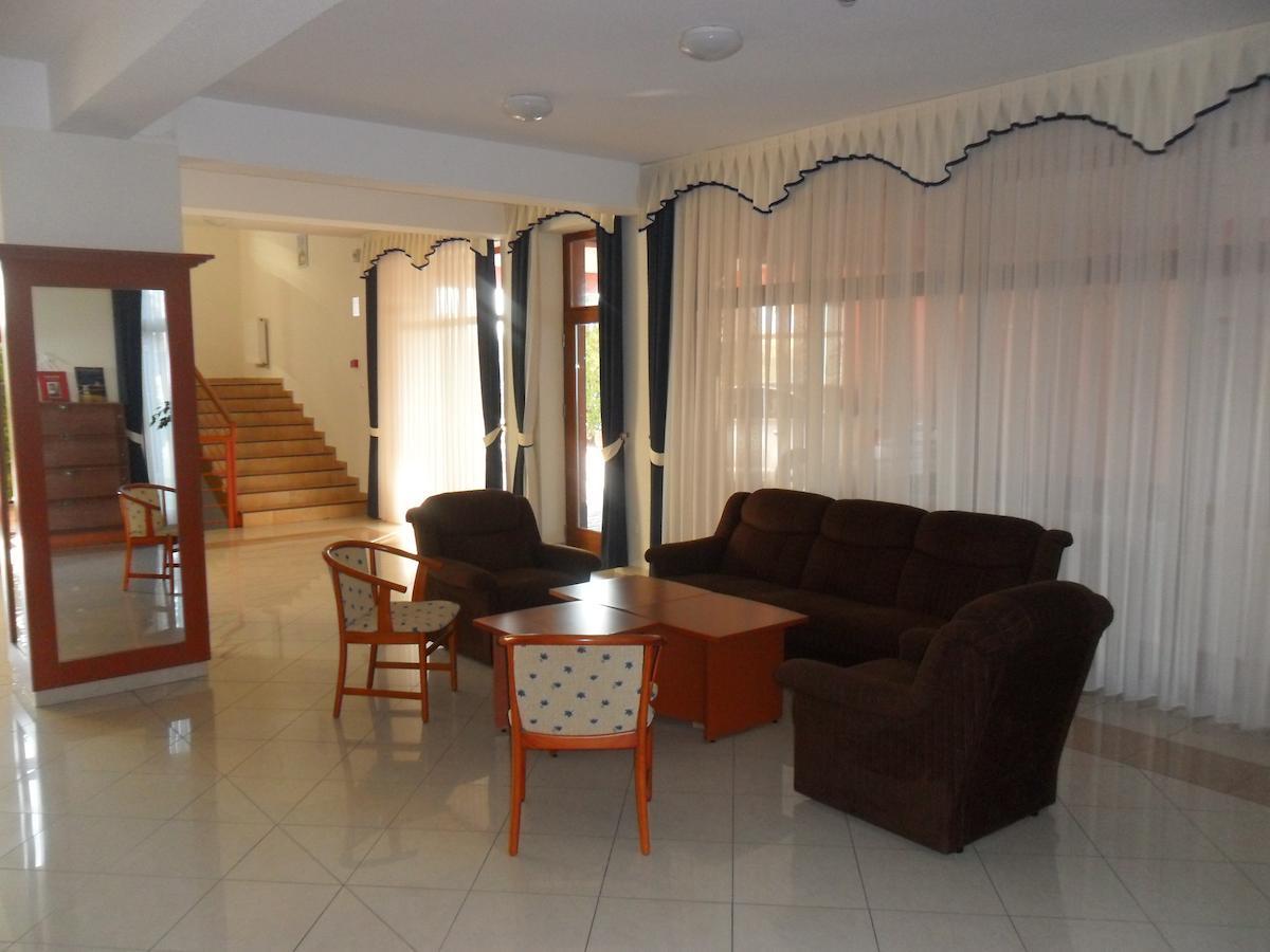 Hotel Imperial Gyogyszallo Es Gyogyfurdo Kiskoros Extérieur photo